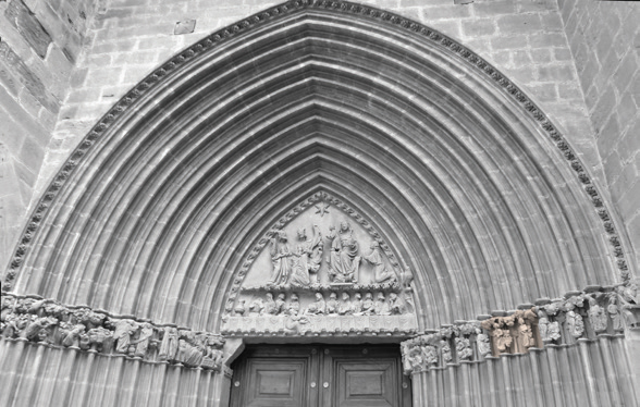 Uxueko Andre Mariako portada nagusiko balizko dultzaineroa eta xirolarru-jolea. (Arg.: JMBA)