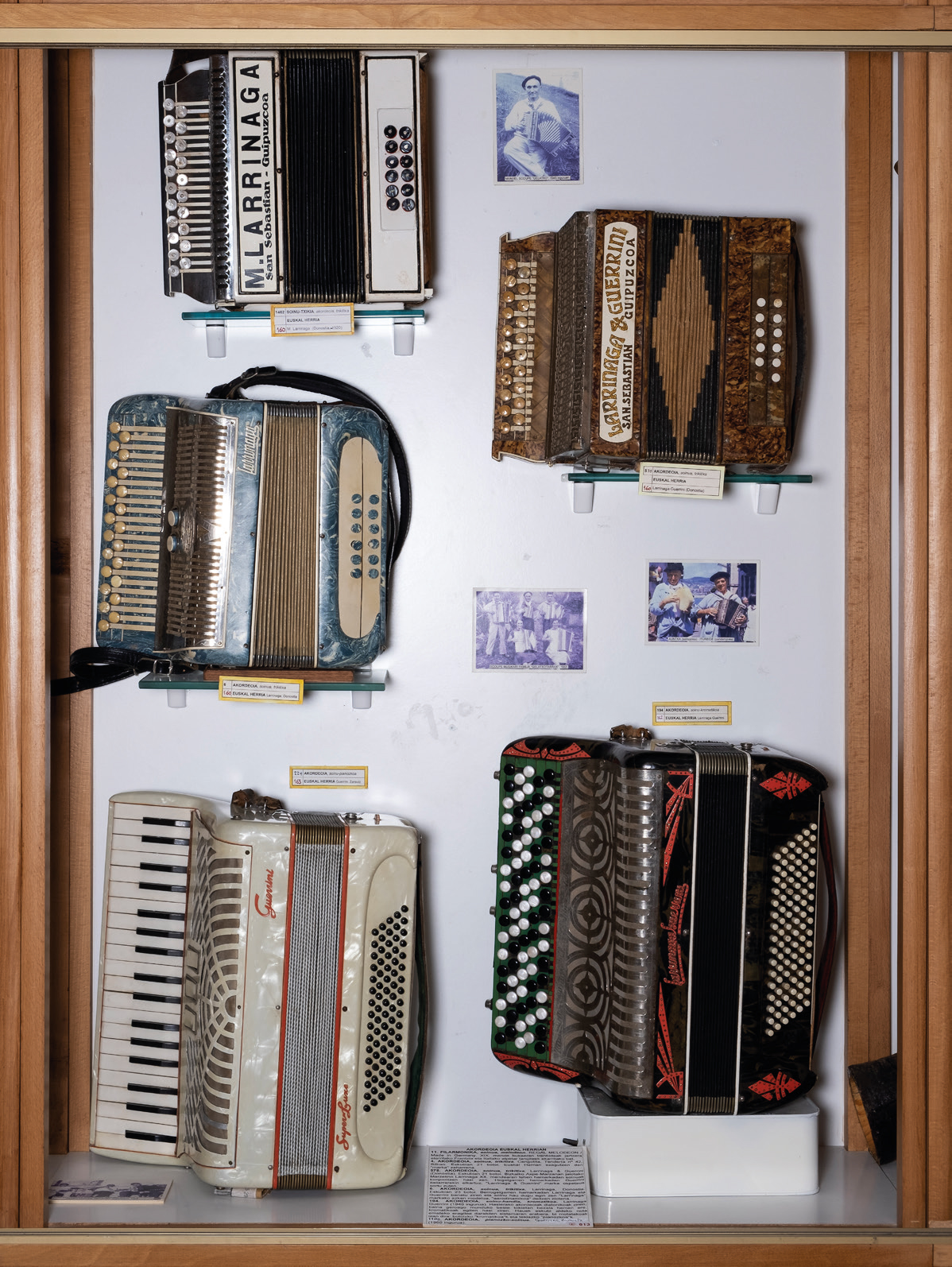 Soinueneako akordeoien beira-arasetako bat. (Arg.: Soinuenea)
