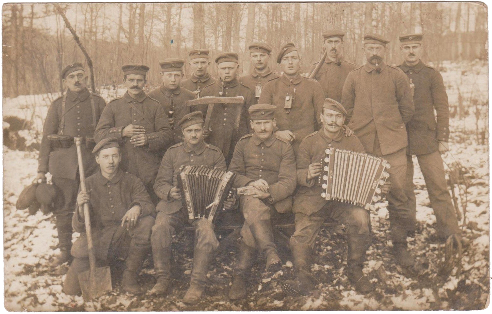 Militarrak eta akordeoia. Postalak. Espainia (1910), Frantzia (1915) eta Alemania (1917). (Aingeru Berguices bilduma)