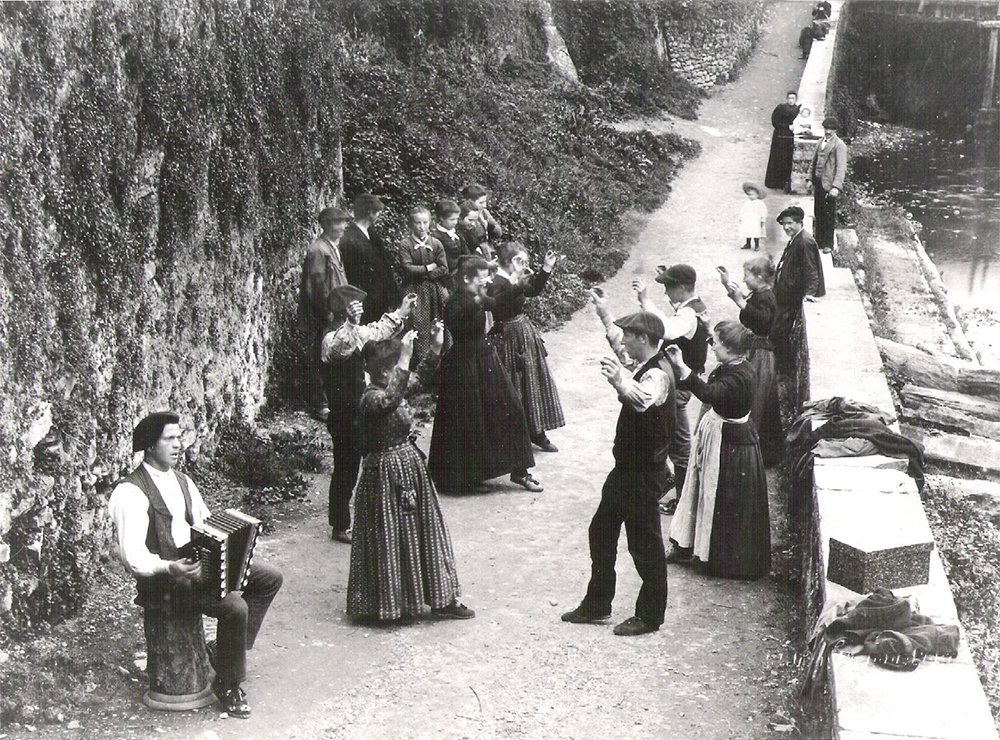 Dantza irudiak dituzten postalak. Goian akordeoi jotzaile bat, eta behean gitarrista bat. Donibane Garazi (Nafarroa Beherea), 1903 ca. (Autorea: Cliché Erguy)
