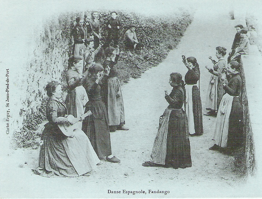 Dantza irudiak dituzten postalak. Goian akordeoi jotzaile bat, eta behean gitarrista bat. Donibane Garazi (Nafarroa Beherea), 1903 ca. (Autorea: Cliché Erguy)