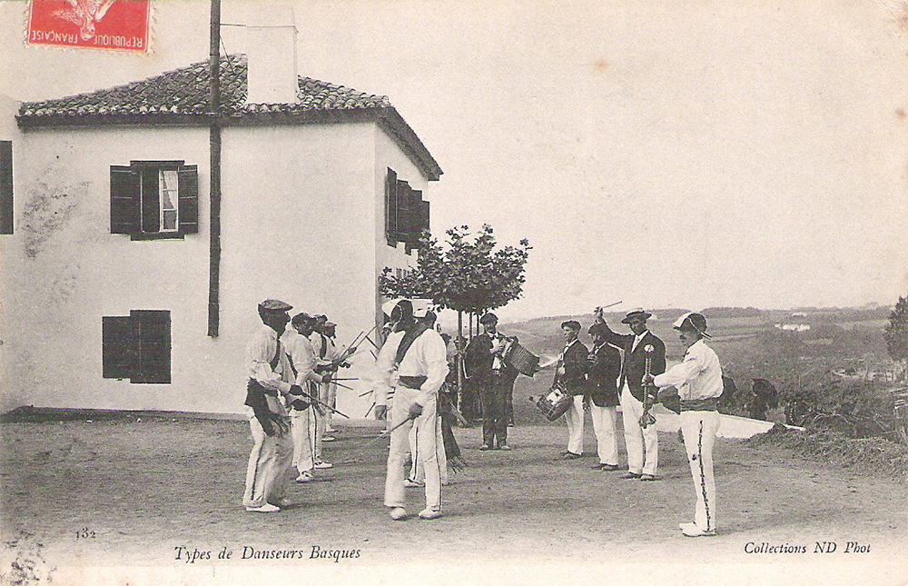 Kaskarotak eta makilaria, zuzendaria, txirularia, soinularia eta atabalaria. Biarritz inguruan, 1903 ca. Akordeoi modeloa: Paolo Soprani e Figli, paletadun bisonoroa 19/8. (Aingeru Berguices bilduma)