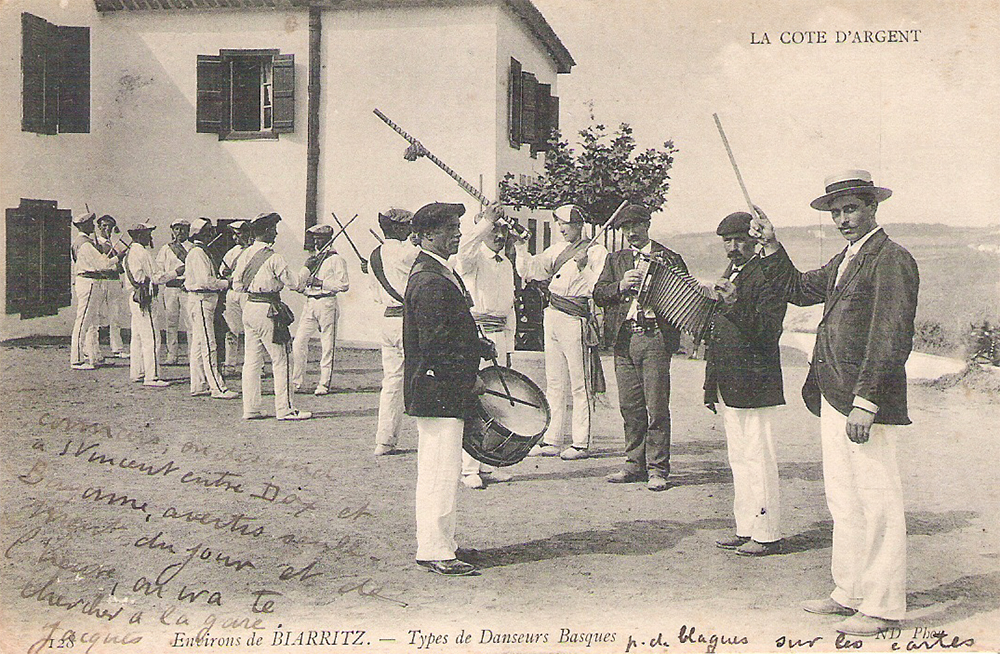 Kaskarotak eta makilaria, zuzendaria, txirularia, soinularia eta atabalaria. Biarritz inguruan, 1903 ca. Akordeoi modeloa: Paolo Soprani e Figli, paletadun bisonoroa 19/8. (Aingeru Berguices bilduma)