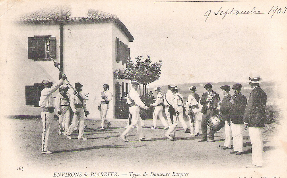 Kaskarotak eta makilaria, zuzendaria, txirularia, soinularia eta atabalaria. Biarritz inguruan, 1903 ca. Akordeoi modeloa: Paolo Soprani e Figli, paletadun bisonoroa 19/8. (Aingeru Berguices bilduma)