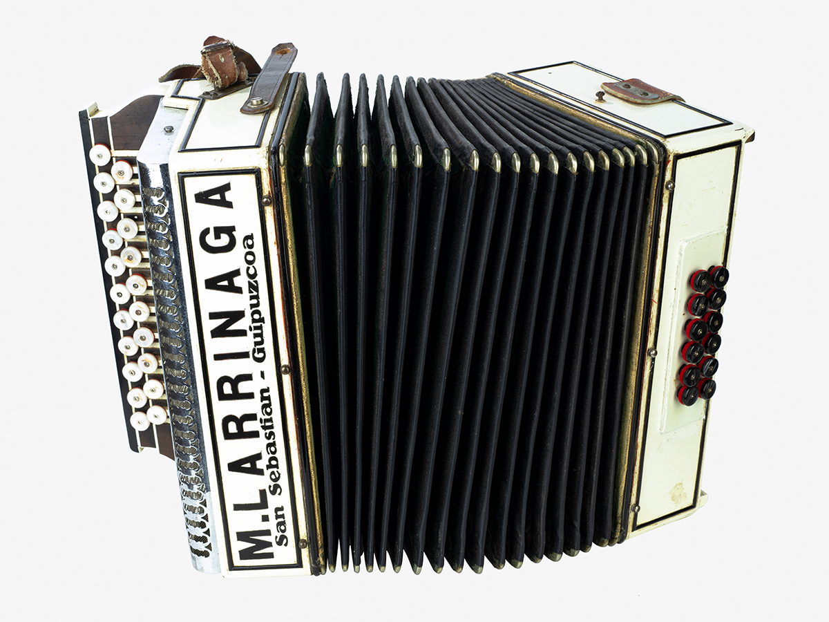 Martzelino Larrinaga markako akordeoi mistoa. JMBA Bilduma, 1462. zk. (Arg.: Emovere-Soinuenea)