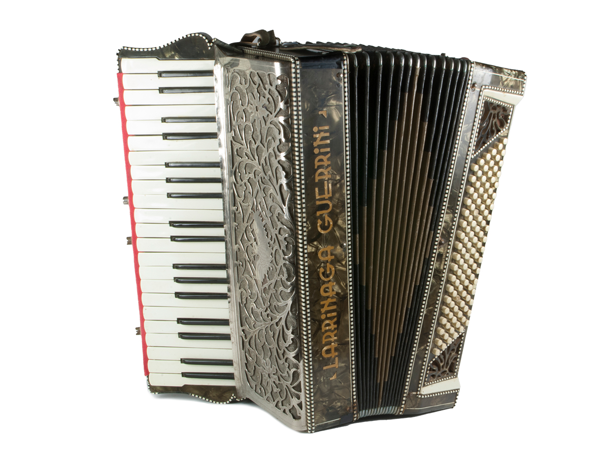 Soinueneako JMBA bildumako Larrinaga Guerrini akordeoia: 1143 zenbakia. (Arg.: Soinuenea)
