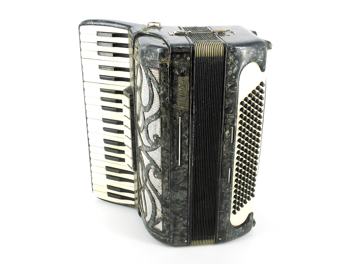 Soinueneako JMBA bildumako Larrinaga akordeoia: 577 zenbakia. (Arg.: O. Zapirain-Soinuenea)