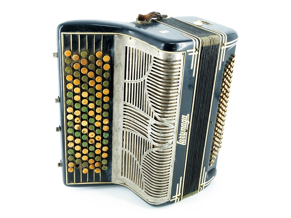 Soinueneako JMBA bildumako Larrinaga akordeoia: 1067 zenbakia. (Arg.: O. Zapirain-Soinuenea)