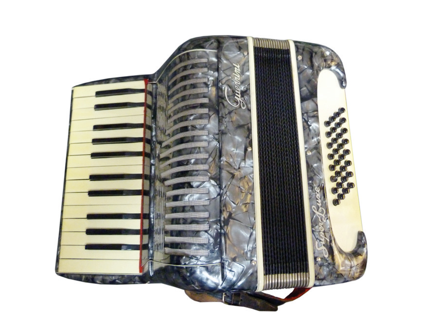 Guerrini markako akordeoia. Soinueneako JMBA bildumako 1541 zenbakia. (Arg.: Soinuenea)