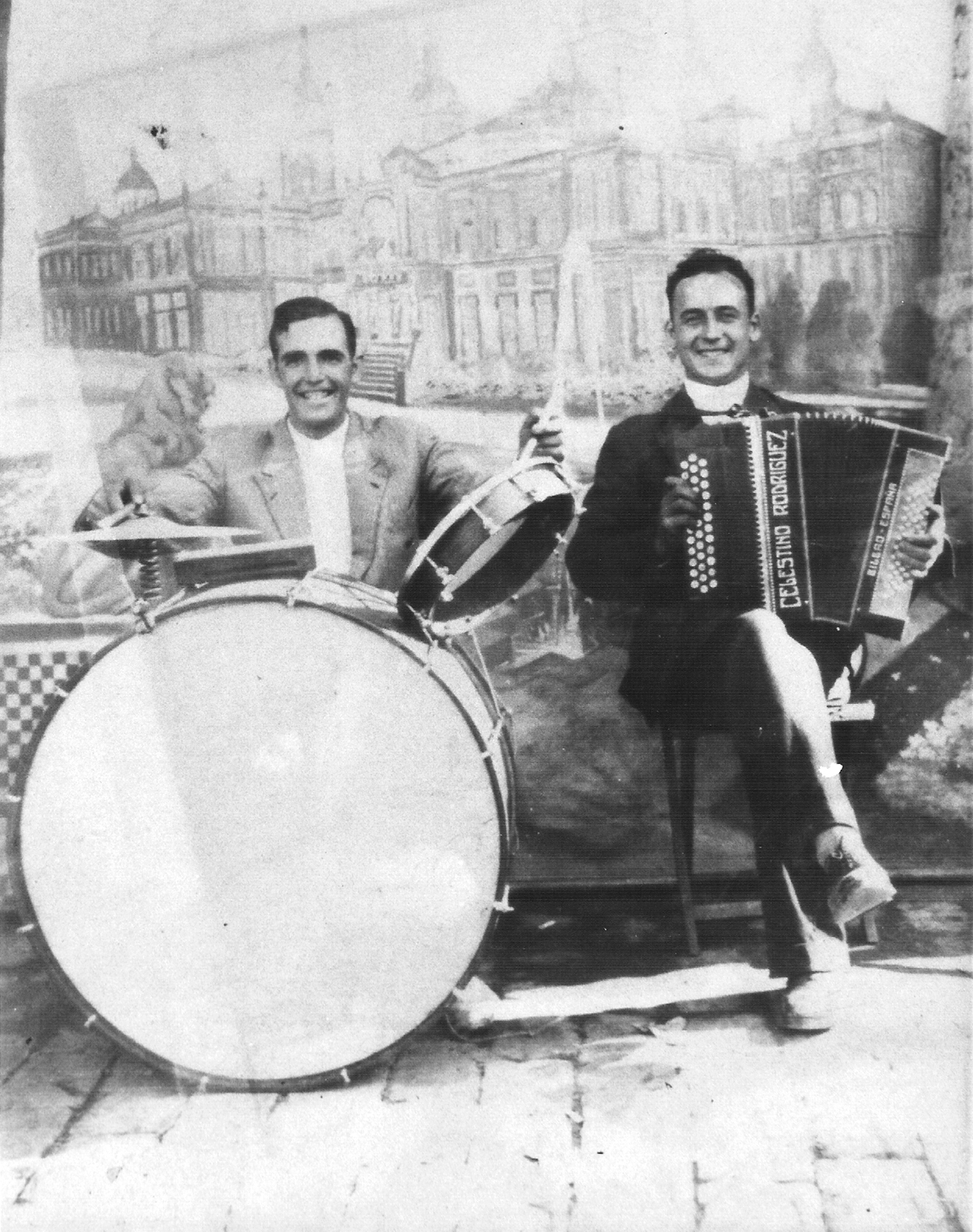 Eugenio Etxebarria (Elgezabal, Mungia 1911-1981) soinujoleak eta jazbanistak osatutako bikotea, atze oihal baten aurrean ateratako argazkian Mungiako erromeriaren batean. 1931 ca. (Iturria: familia Etxebarria)