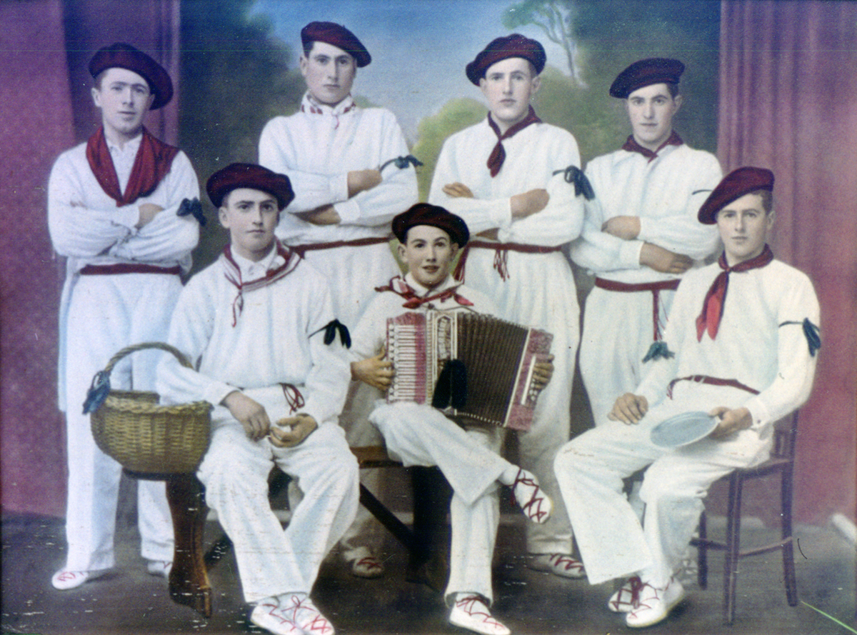 Anttonio Escudero soinu txikiarekin. Oiartzungo inauteriak, 1934. (Arg.: Soinuenea)