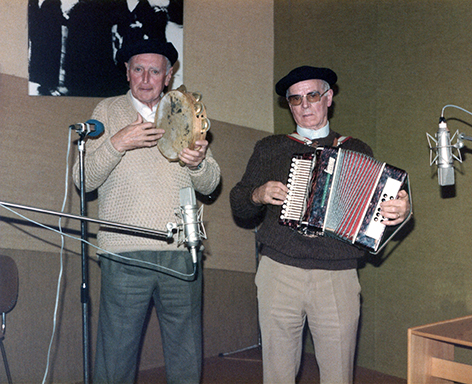 Iturbide eta Auntxa grabazio saioan. Donostia, 1985eko urtarrilean. (Arg.: JMBA)