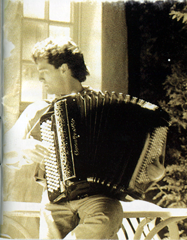 Joxan Goikoetxea Egurraren orpotik dator… grabazio saioan. (Iturria: Goikoetxea & Beltran, Egurraren orpotik dator. NO-CD. CD-NO 04)