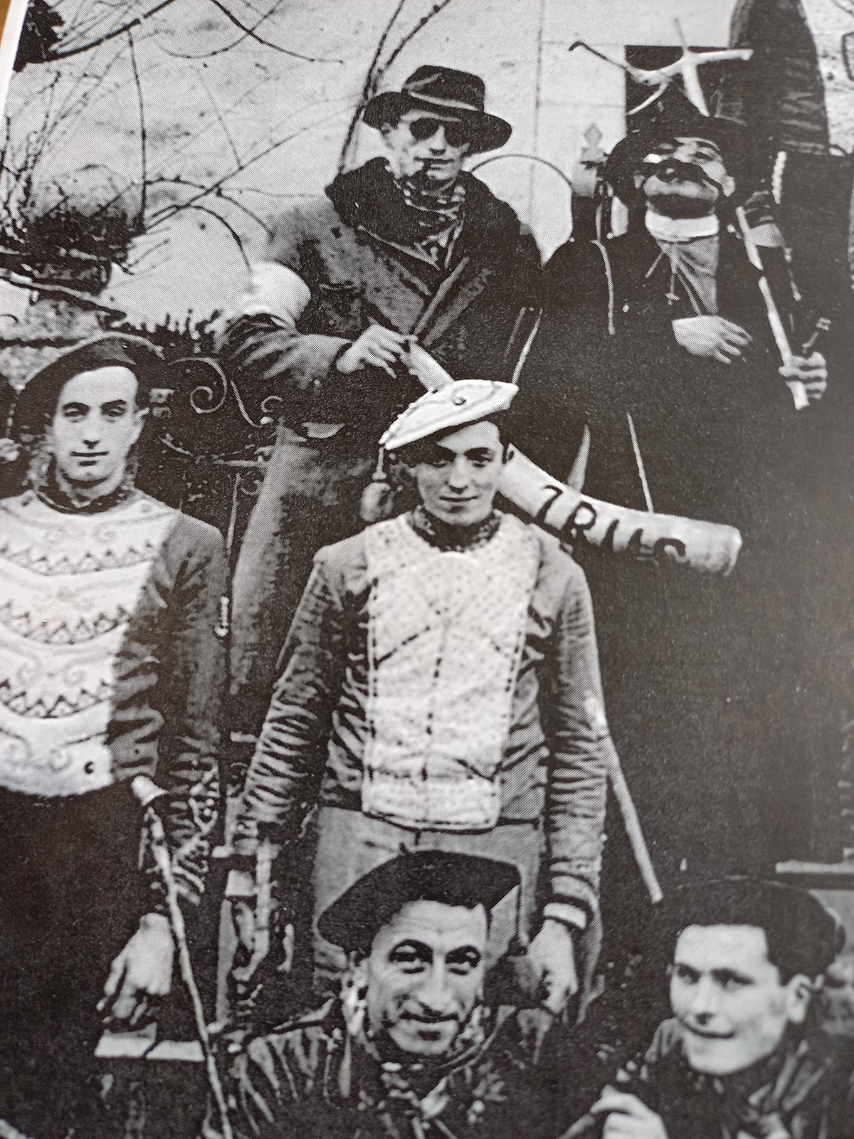 Pitxu, Zuberoako maskaradetako Kabana kauter gehienaren muthil edo morroi txitkiena, adar handi bat soinetik dilindan. Altzai, 1952. (Arg.: J.M. Bedaxagar bilduma)