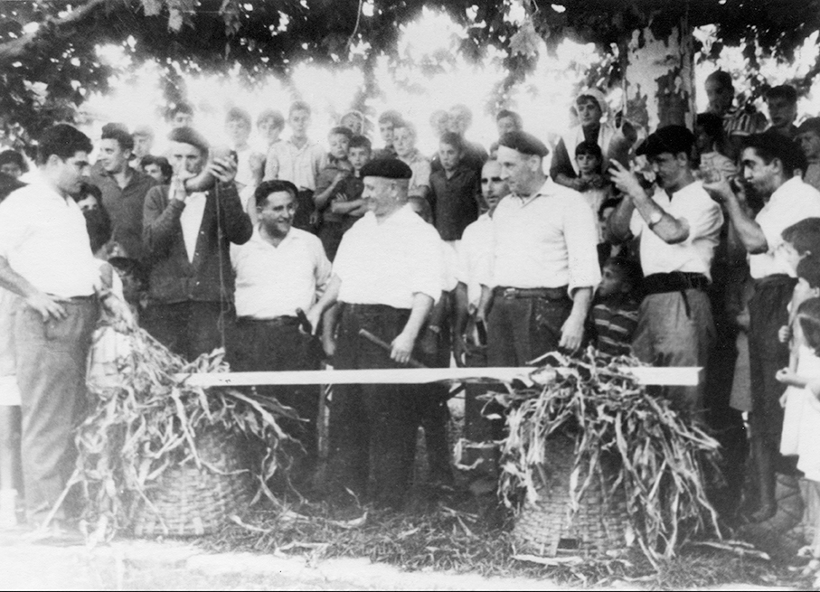 1955eko Zubietako Euskal Jaietan. Ezkerretik: adarra jotzen: Francisco Makazaga Pako Astua; txalapartariak: Pello eta Miguel Zuaznabar; adarra jotzen: Felipe Aierbe eta Urkia. (Arg.: Zuaznabar familia)