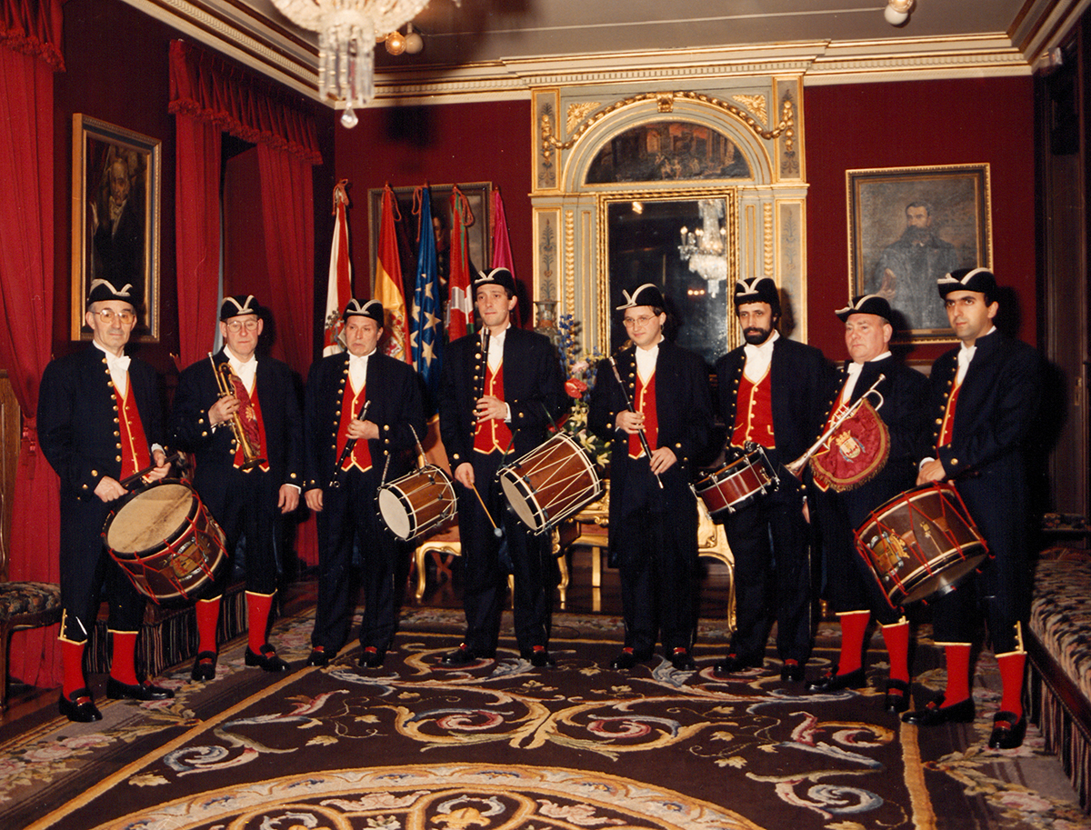 Gasteizko Udal Txistulari Banda klarin pistoidunekin. 1990. (Iturria: EHTE)
