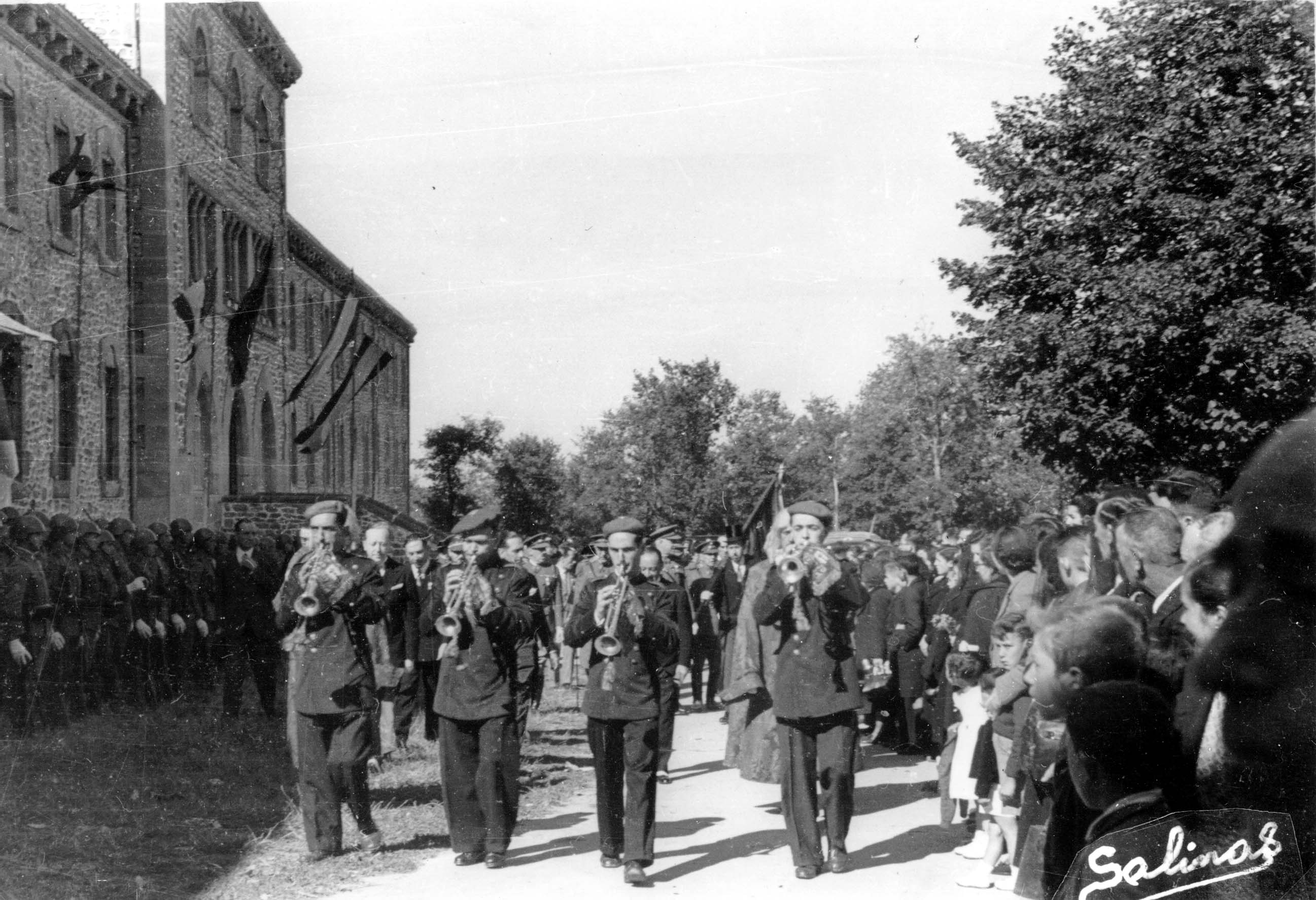 Bizkaiko Aldundiko tronpeta joleak Estibalizen 1940an. (Iturria: Photo Araba. Arg.: M. Salinas Salazar)