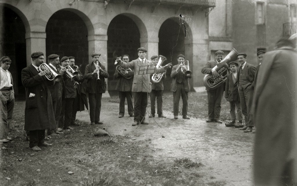 Urnietako musika banda 1917an. Ezkerraldean fliskorno-joleak. (Iturria: Fototeka)