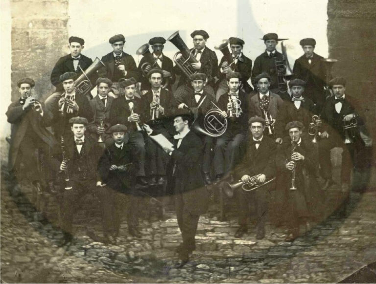 Raimundo Sarriegi Euterpe elkarteko musika banda zuzentzen 1868an. Bigarren ilaran kornetin-joleak eta tronpa naturala. (Iturria: Hermenegildo Otero)