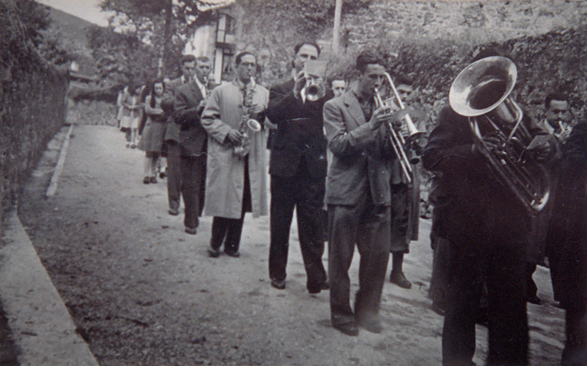 Lesakako musika banda. 1948. Tubaren atzetik pistoidun tronboi-jolea. (Iturria: Santiago Irigoien)