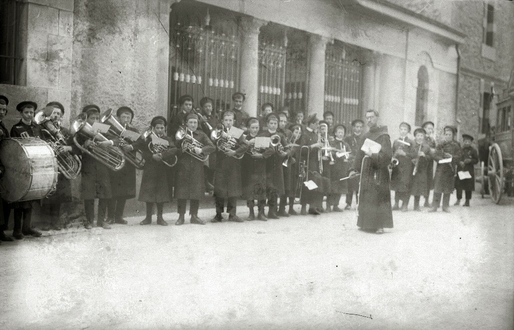 Arantzazu, 1917. Argazki honetan ikus daitezke aurreko ilaran eta ezkerretik eskubira: 3 tuba, 3 bonbardino, 2 onoben, 3 pistoidun tronboi eta 2 kornetin. Jarraian zurezko soinu-tresnak ageri dira. (Iturria: Kutxateka. Arg.: Ricardo Martin)