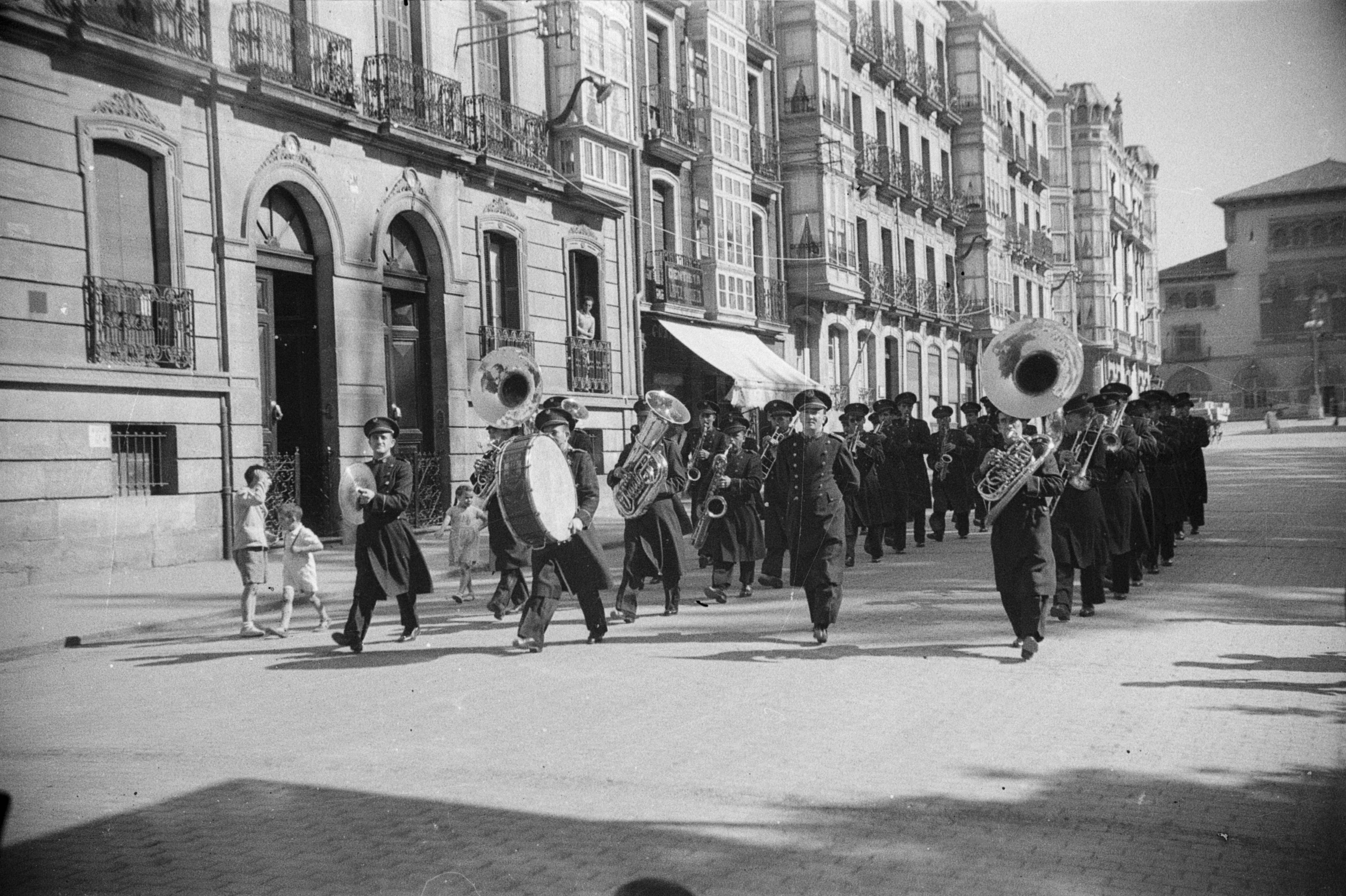 Gasteizko Udal Musika Banda Dato kalean.1948-1953. Bertan, bi sousafoi eta tuba bat ikus daitezke. (Iturria: Photo Araba)