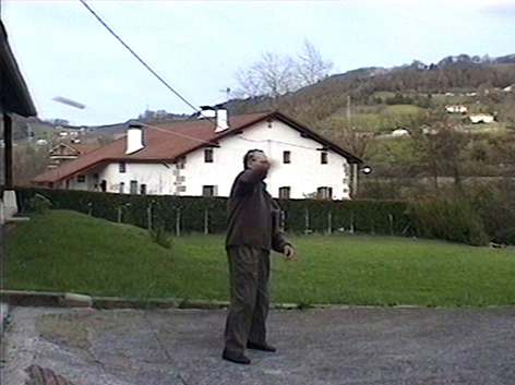 Lino Zapirain burruna jotzen. Oiartzun, 2002. (Arg.: JMBA)