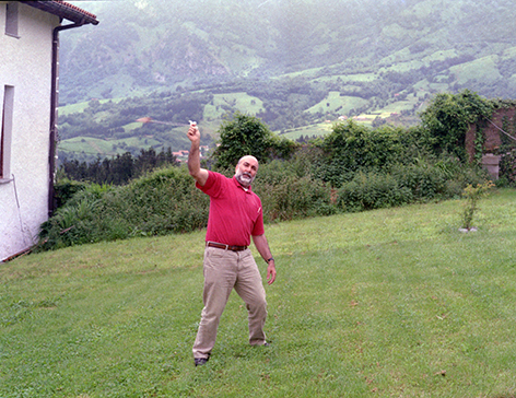 Juan Mari Beltran burruna jotzen Azkarateko estudioko kanpoaldean (1998). (Arg.: Syntorama)
