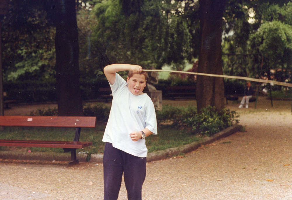 Haurra ziriari eragiten. Hernani, 1999. (Arg.: JMBA)