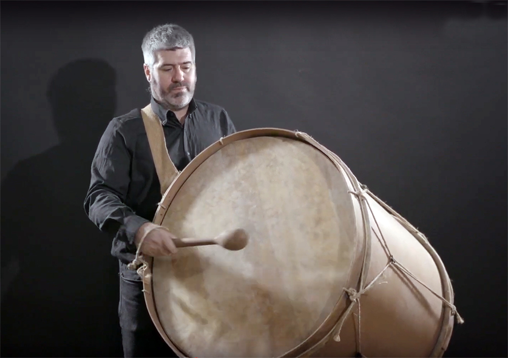 Ander Barrenetxea Baztango zanbonba jotzen (JMBA Bilduma, 1186. zk.). (Arg.: Zazpi t´erdi - Soinuenea)