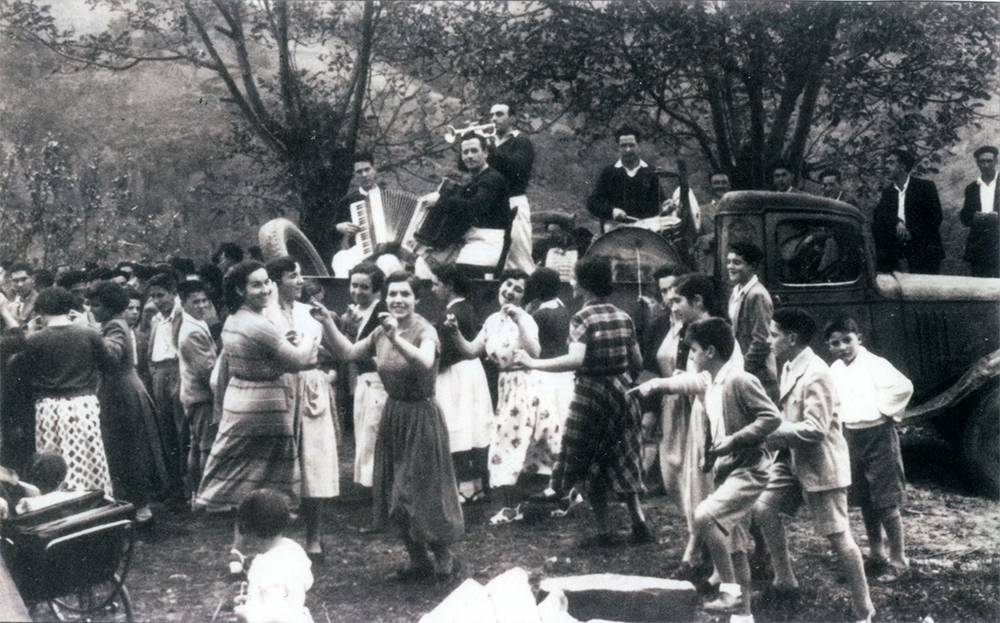 Zaldibiako (Gipuzkoa) Santa Fe jaietan Los Alegres musika taldearekin erromeria. 1951. (Iturria: Gure Gipuzkoa)