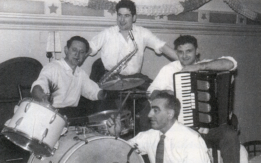Ezkerretik hasita Roberto Garate, Enrike Eguren eta Pedro Sodupe Gelatxo. 1950eko hamarkadan, Donostian, San Sebastian egunean. (Iturria: Aristi, 2001, 14. or.)