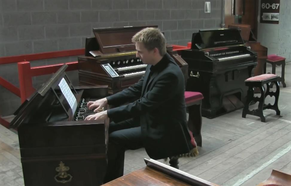 Jonathan Scott harmoniuma jotzen. (Iturria: Scott Brothers Duo)