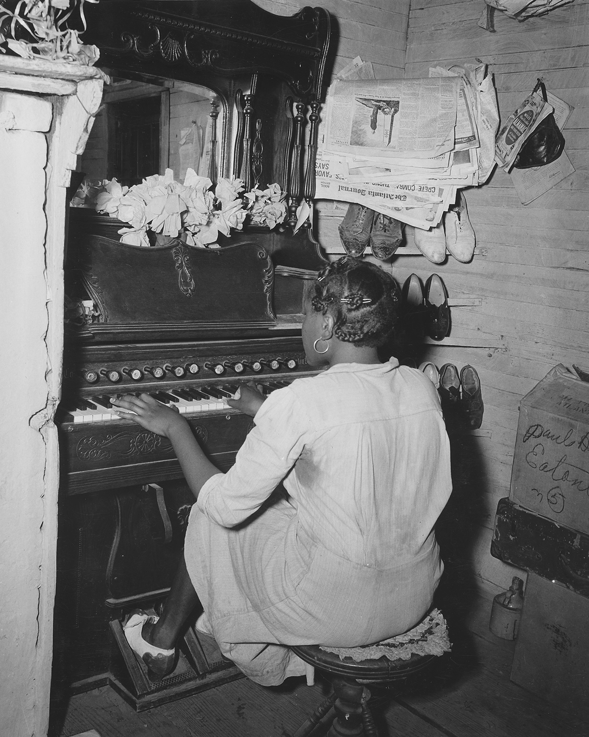 Argazki honek maizter gazte baten etxea erakusten du. Hau bezalako harmoniumak arruntak dira. Harmony Community, Putnam konderria, Georgia, AEB. 1941. (Arg.: I. Rusinow)