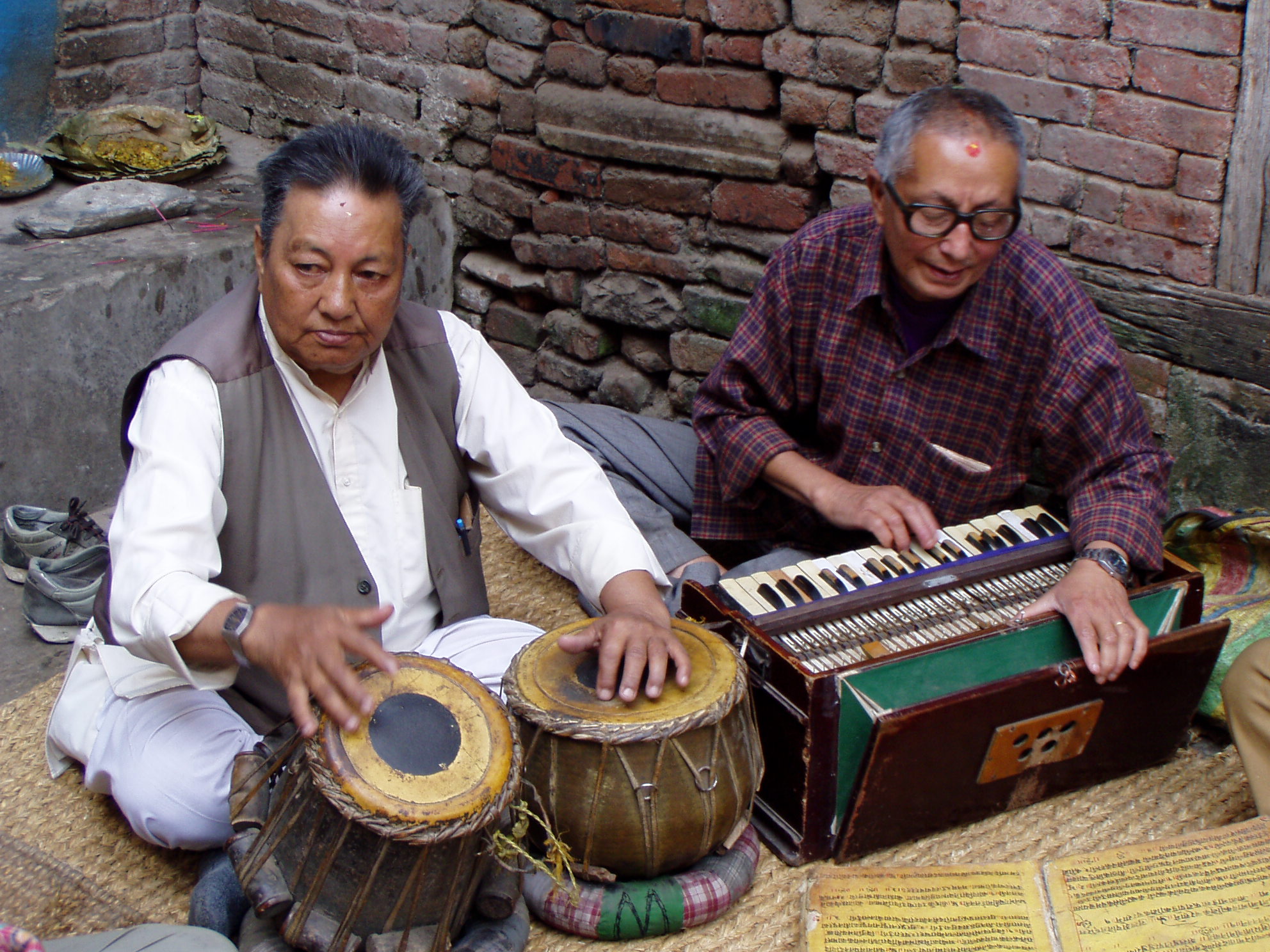 Nepaldar musikariak tabla eta harmoniuma jotzen. Katmandu (Nepal), 2007. (Arg.: S. von Dobschütz)