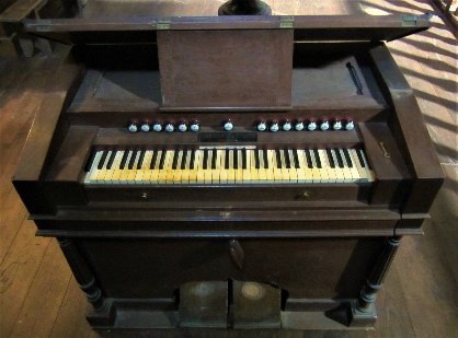 Oiartzungo Christoffe & Etienne harmoniuma S. del Campo eta A. Mendizabalek zaharberritu zuten 2021an. (Arg.: A. Mendizabal)