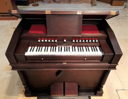 Oiartzungo Christoffe & Etienne harmoniuma S. del Campo eta A. Mendizabalek zaharberritu zuten 2021an. (Arg.: A. Mendizabal)