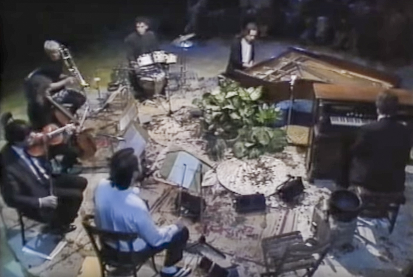 Penguin Cafe Orchestra folk taldea. Music for a found Harmonium obra jotzen. 1989. (Arg.: T. Staveacre)