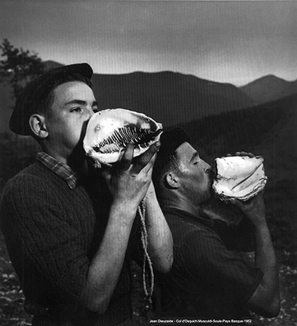 Ehiztariak itsas maskorrak jotzen. (Arg.: Jean Dieuzaide)