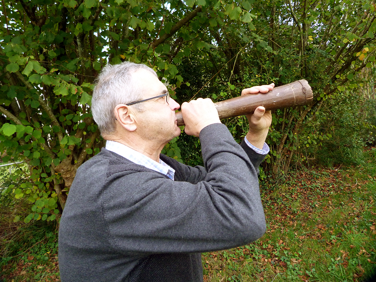 Jean Mixel Bedaxagar tuta jotzen. (Arg.: JMBA)