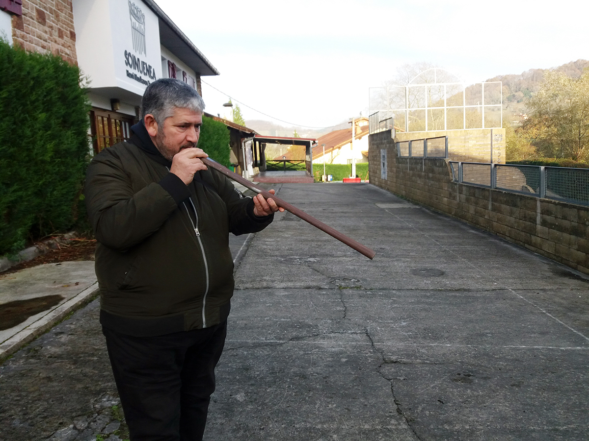 Xabier Esnaola eskopeta-hodizko korneta jotzen. Oiartzun, 2019/12/06. (Arg.: JMBA)