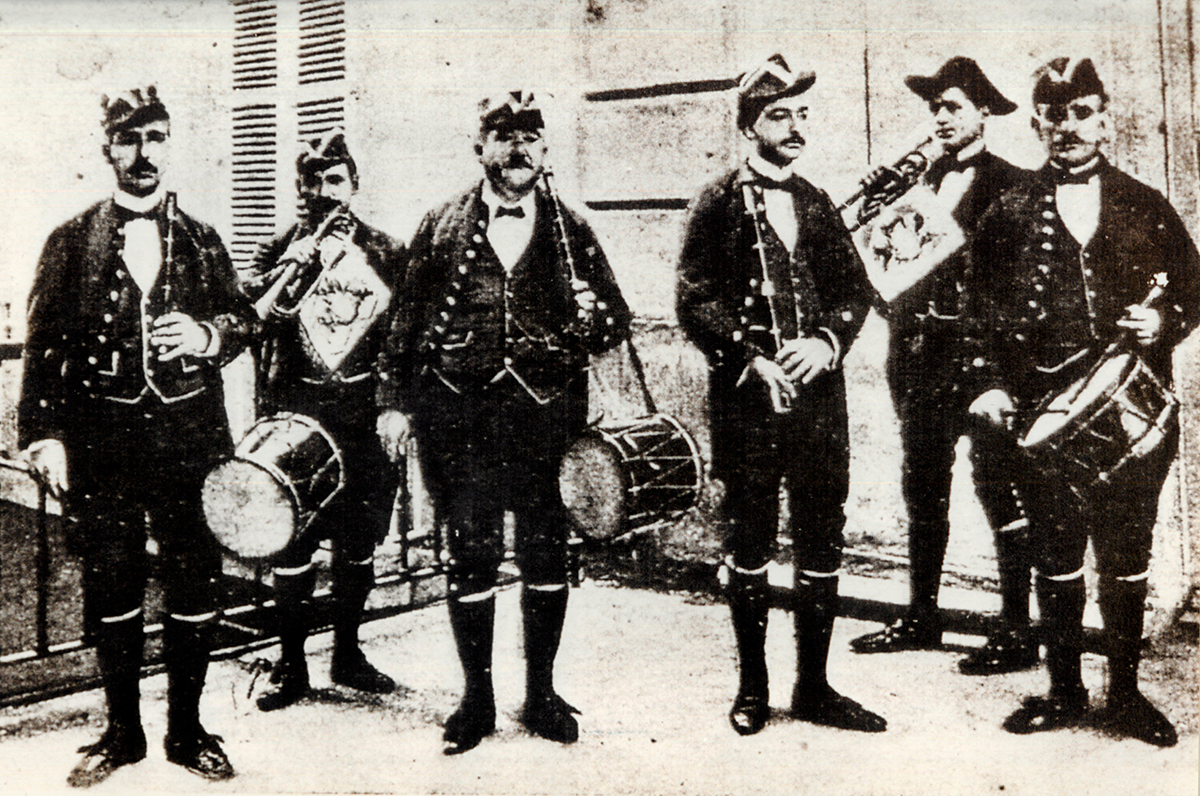 Donostiako Udalaren Txistulari Taldea, 1900 inguruan: Txistulariak ezker-eskuin: Eusebio Basurko, Julian Unanue, Raimundo Basurko eta Luis Castañeda. Klarinen izenik ez dakigu. (Iturria: Donostiako Udalaren Txistulari Taldea)