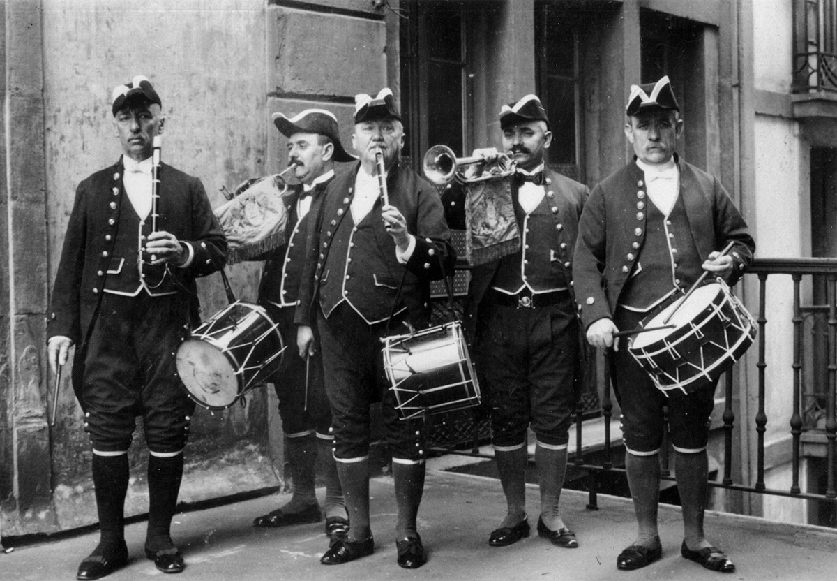 Donostiako Udalaren Txistulari Taldea, 1900 inguruan: Txistulariak ezker-eskuin: Eusebio Basurko, Julian Unanue, Luis Castañeda. Klarinak: ezkerrekoa Federico Alberdi eta eskuinekoa ez dakigu nor den. (Iturria: Donostiako Udalaren Txistulari Taldea)