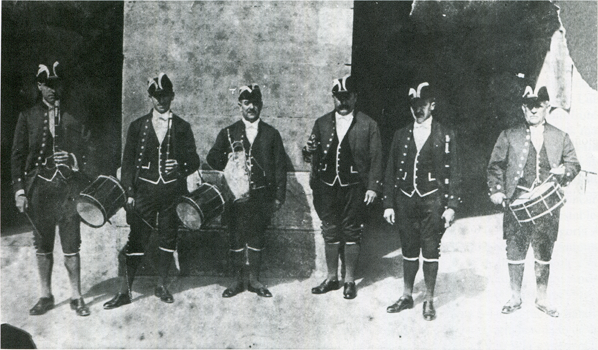 1923: Donostiako Udalaren Txistu eta klarin Taldea: Isidro Ansorena txistu 1ª, Julian Unanue silbotea, Dionisio Gandia eta Federiko Alberdi klarinak, Sekundino Martinez de Lezea txistu 2ª, Luis Castañeda atabala. (Iturria: J.L. Ansorena, 1996).